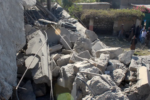 अफगानिस्तान के कुनार प्रांत में पाकिस्तानी हमलों से एक घर गिर गया।