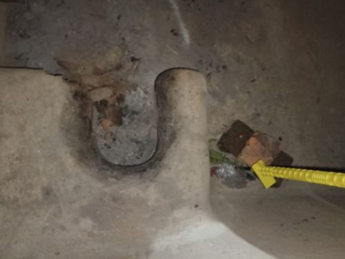 घर के अंदर चूल्हा देखने से लग रहा था, जैसे कई दिनों से खाना नहीं बना है।