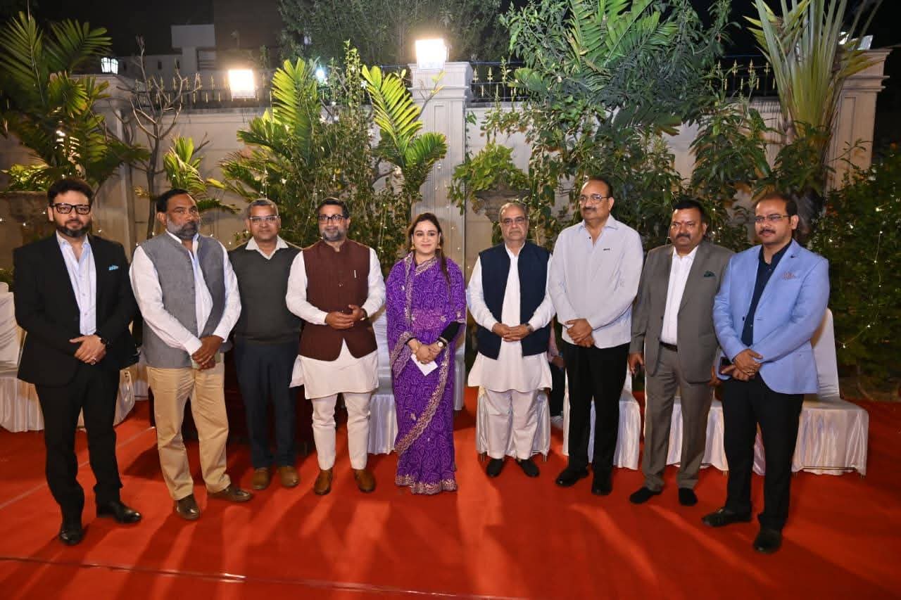 बर्थडे पार्टी में मंत्री दानिश आजाद (ब्राउन जैकेट), पूर्व यूपी भाजपा अध्यक्ष भूपेंद्र चौधरी (कुर्ता-पायजामा और सदरी में) और मंत्री दिनेश सिंह (पैंट-शर्ट में) भी पहुंचे।