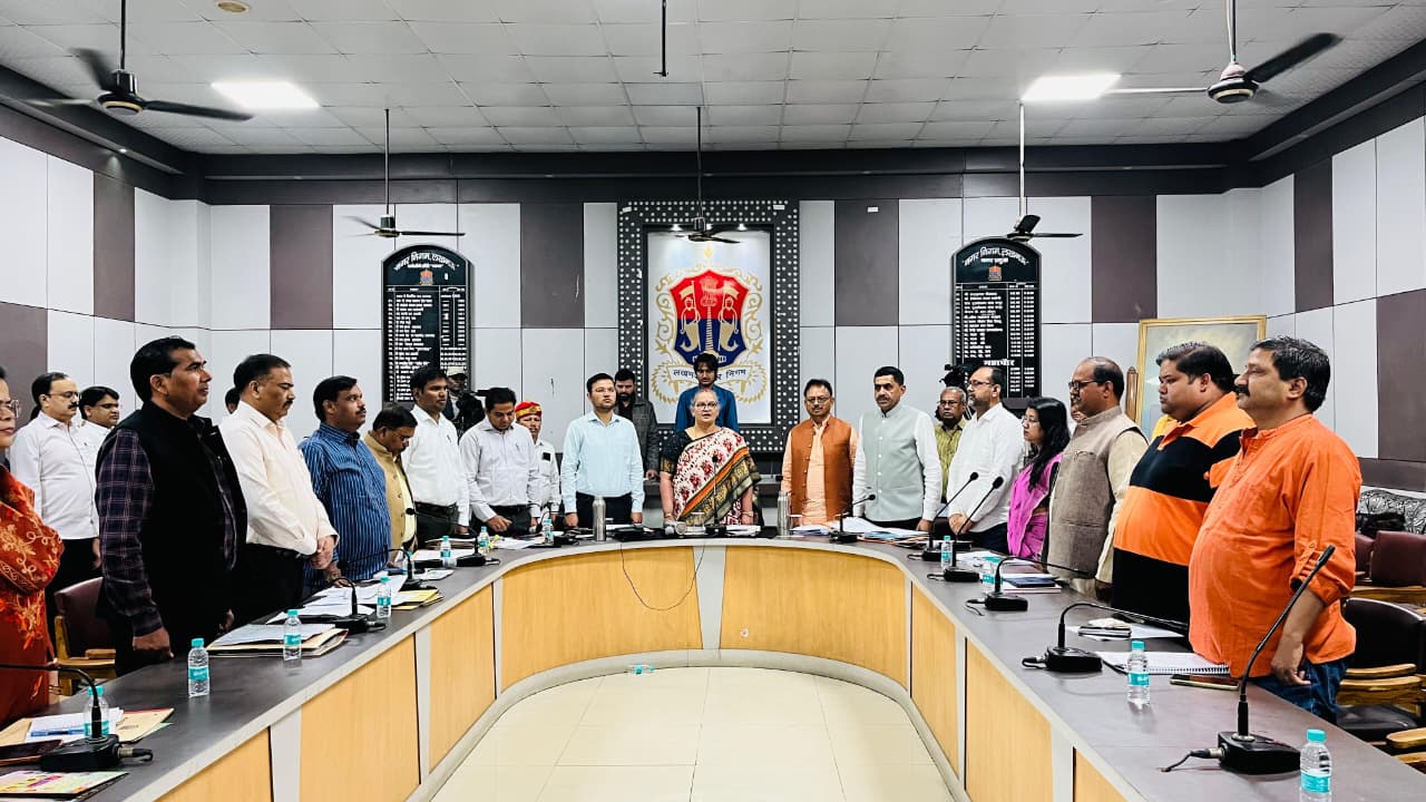 कार्यकारिणी की बैठक शुरू होने से पहले राष्ट्रगान किया गया।