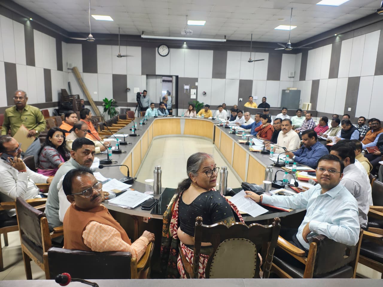 नगर निगम मुख्यालय में कार्यकारिणी की बैठक के दौरान मेयर, पार्षद और नगर आयुक्त ने ग्रुप फोटो भी खिंचवाई।