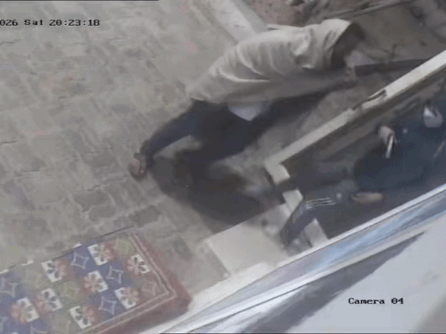 इसके बाद सेल्समैन पर पिस्टल तानकर उसे ऑफिस के अंदर ले गया।