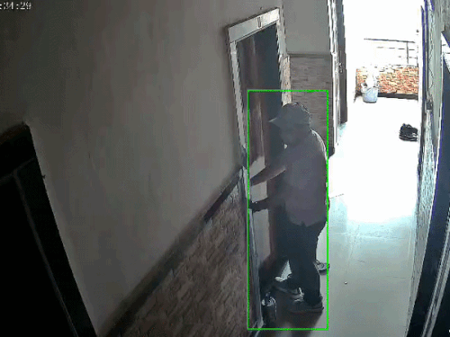 हॉस्टल से निकलता स्टूडेंट