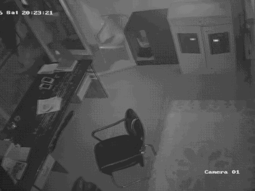 सेल्समैन को अंदर ले जाकर बदमाश उससे रुपए की डिमांड करने लगा।