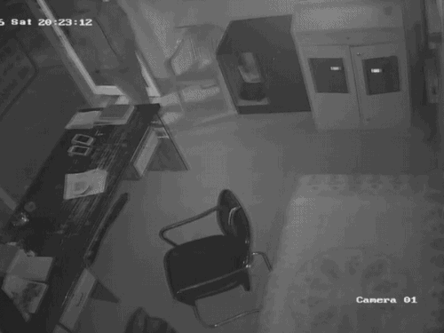 आरोपी पहले खुद पेट्रोल पंप के ऑफिस के अंदर घुसा।