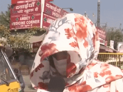 रविवार को गुरुग्राम पहुंची छात्रा की मां ने मीडियो को कई जानकारियां दीं।