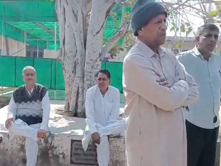 दादरी अस्पताल में मौजूद नवीन के परिजन।