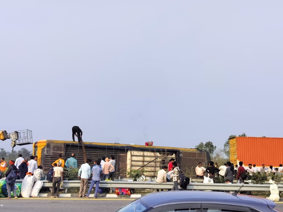 डबल डेकर बस के पलटने की सूचना मिलते ही मौके पर पुलिस पहुंची।