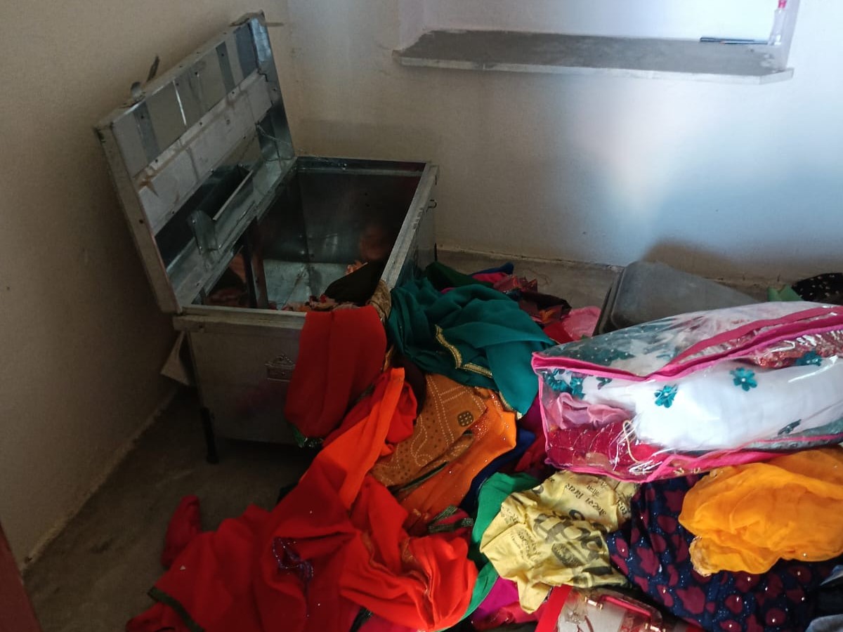 चोरों ने घर में रखे बक्सों और अलमारियों को खंगाला और उनमें रखे कपड़े व अन्य सामान बिखेर दिए।