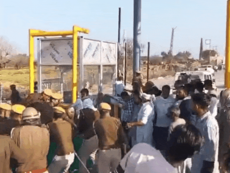 आंदोलन में बैठे लोगों को हटाती पुलिस इसी बीच अपना तफरी मच गई।