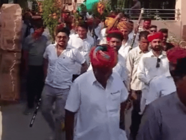 होली के अगले दिन होने वाले इस उत्सव में बड़ी संख्या में लोग शामिल होते हैं।