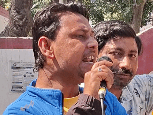 कलेक्ट्रेट के बाहर विरोध-प्रदर्शन करते हुए लोग।