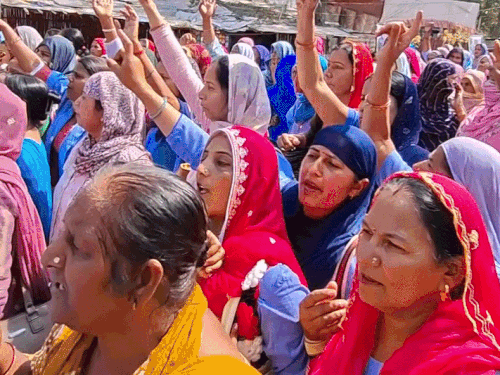 श्रीगंगानगर जिला कलेक्ट्रेट के बाहर विरोध/प्रदर्शन करती हुईं आशा वर्कर्स।