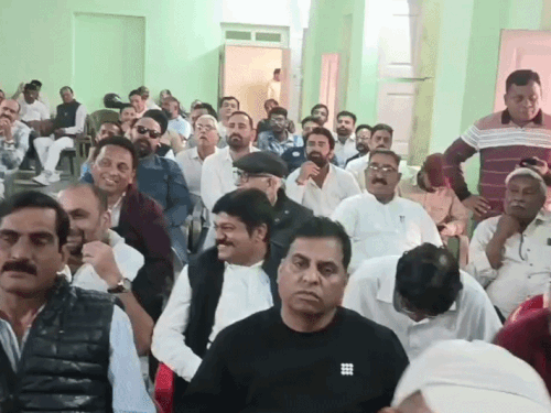 मीटिंग में मौजूद शहरवासी।