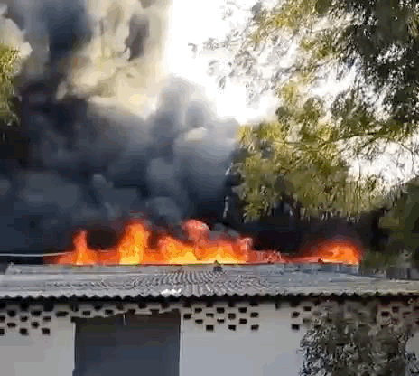 आग और धुंआ दूर दूर से नजर आया