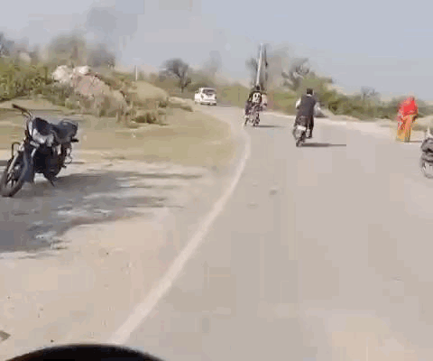 मौके पर बड़ी संख्या में लोगों की भीड़ इकट्ठा हो गई