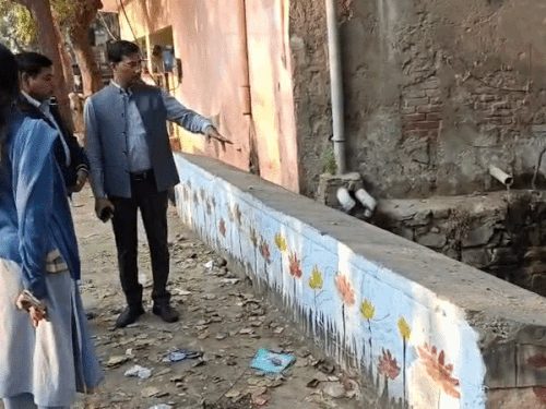 अलवर जिला कलेक्टर डॉ. अर्तिका शुक्ला सोमवार को अचानक शहर के मुख्य बाजारों का हाल जानने निकली।