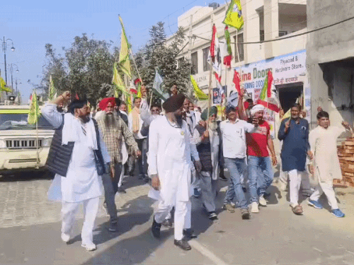 प्रदर्शन करते सीएम आवास की तरफ जाते किसान।