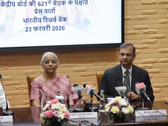 प्रेस कॉन्फ्रेंस के दौरान वित्त मंत्री निर्मला सीतारमण और RBI गवर्नर संजय मल्होत्रा। - Dainik Bhaskar