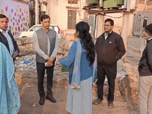 अलवर कलेक्टर ने नालों में कचरा देख नगर निगम प्रशासन के खिलाफ नाराजगी जताई।