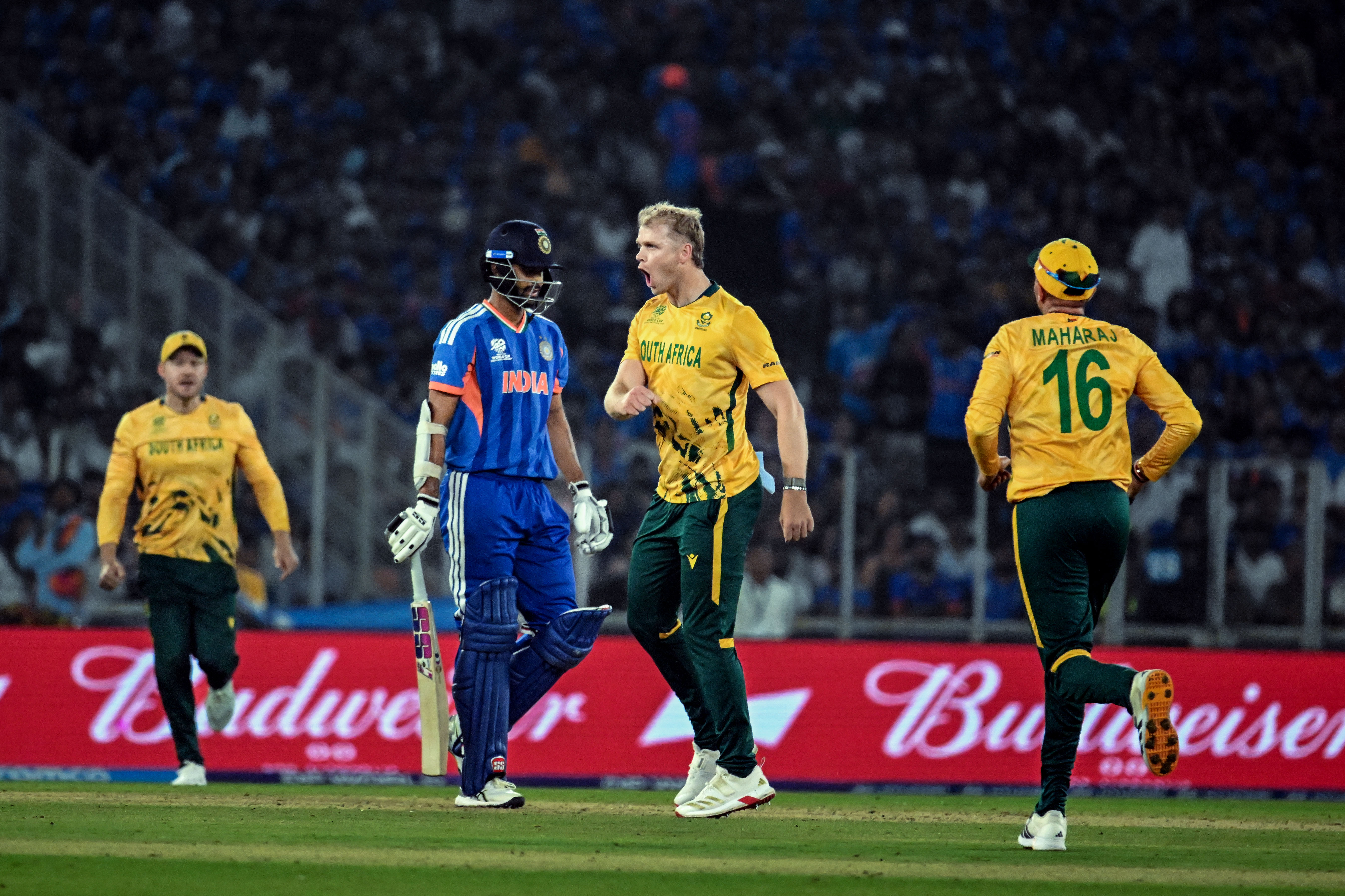 साउथ अफ्रीका के खिलाफ वॉशिंगटन सुंदर ने 11 रन बनाए थे। वहीं, बॉलिंग में उन्हें कोई विकेट नहीं मिला था।