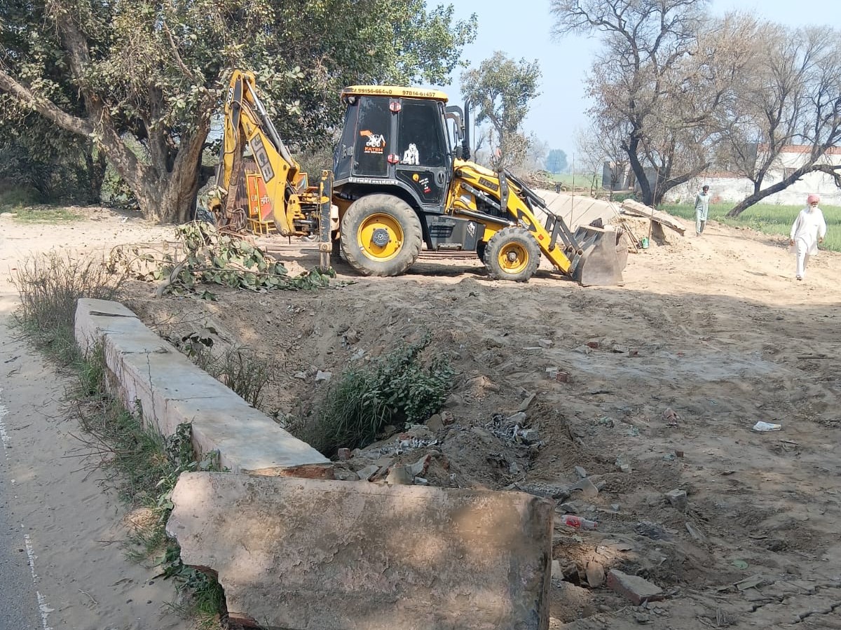 मानुके रजवाहा पर बने पुराने पुल के पुनर्निर्माण का कार्य जारी