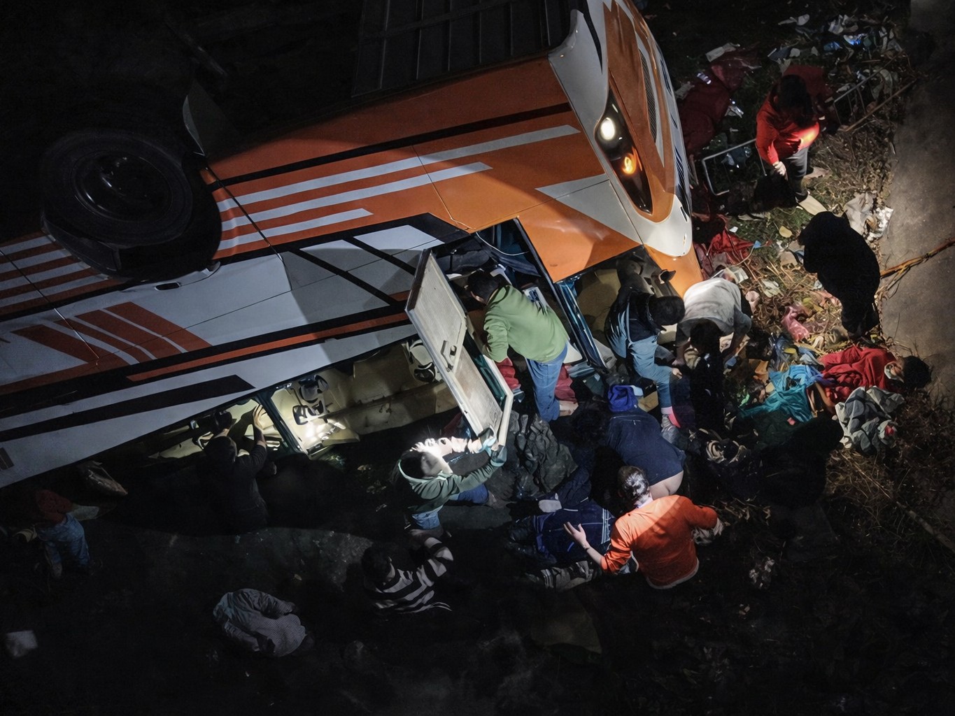 নেপাল- মহাসড়ক থেকে নদীতে বাস পড়ে, 18 জন নিহত: 25 জন আহত, নিহতদের মধ্যে 2 বিদেশী নাগরিক; নিয়ন্ত্রণ হারানোর কারণে দুর্ঘটনা নেপাল- মহাসড়ক থেকে নদীতে বাস পড়ে, 18 জন নিহত: 25 জন আহত, নিহতদের মধ্যে 2 বিদেশী নাগরিক; নিয়ন্ত্রণ হারানোর কারণে দুর্ঘটনা