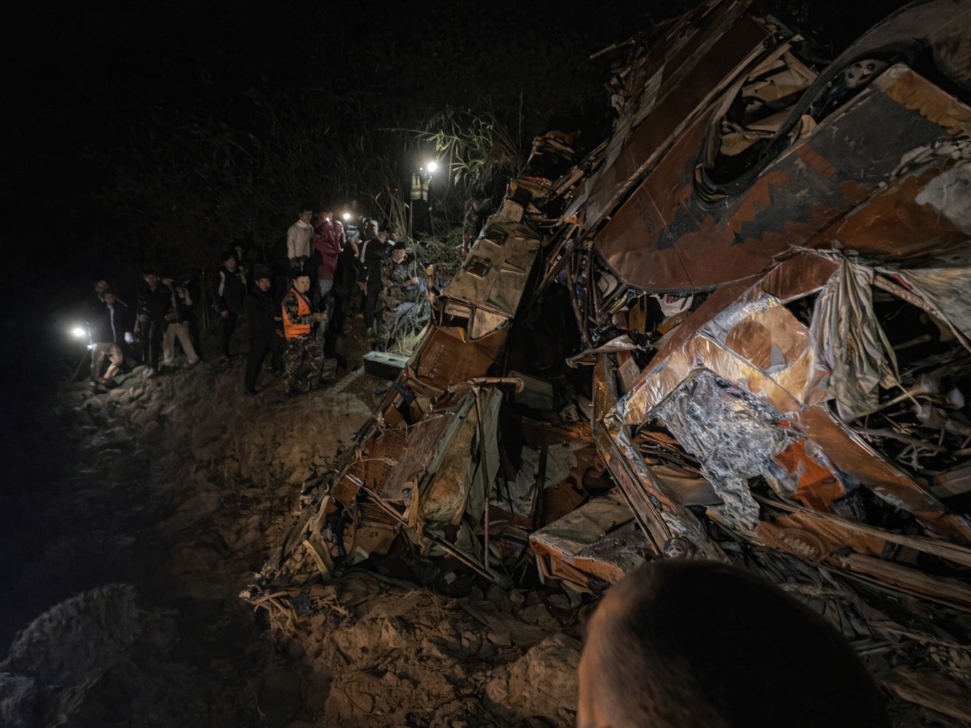 नदी में गिरने से बस बुरी तरह डैमेज हो गई। - Dainik Bhaskar