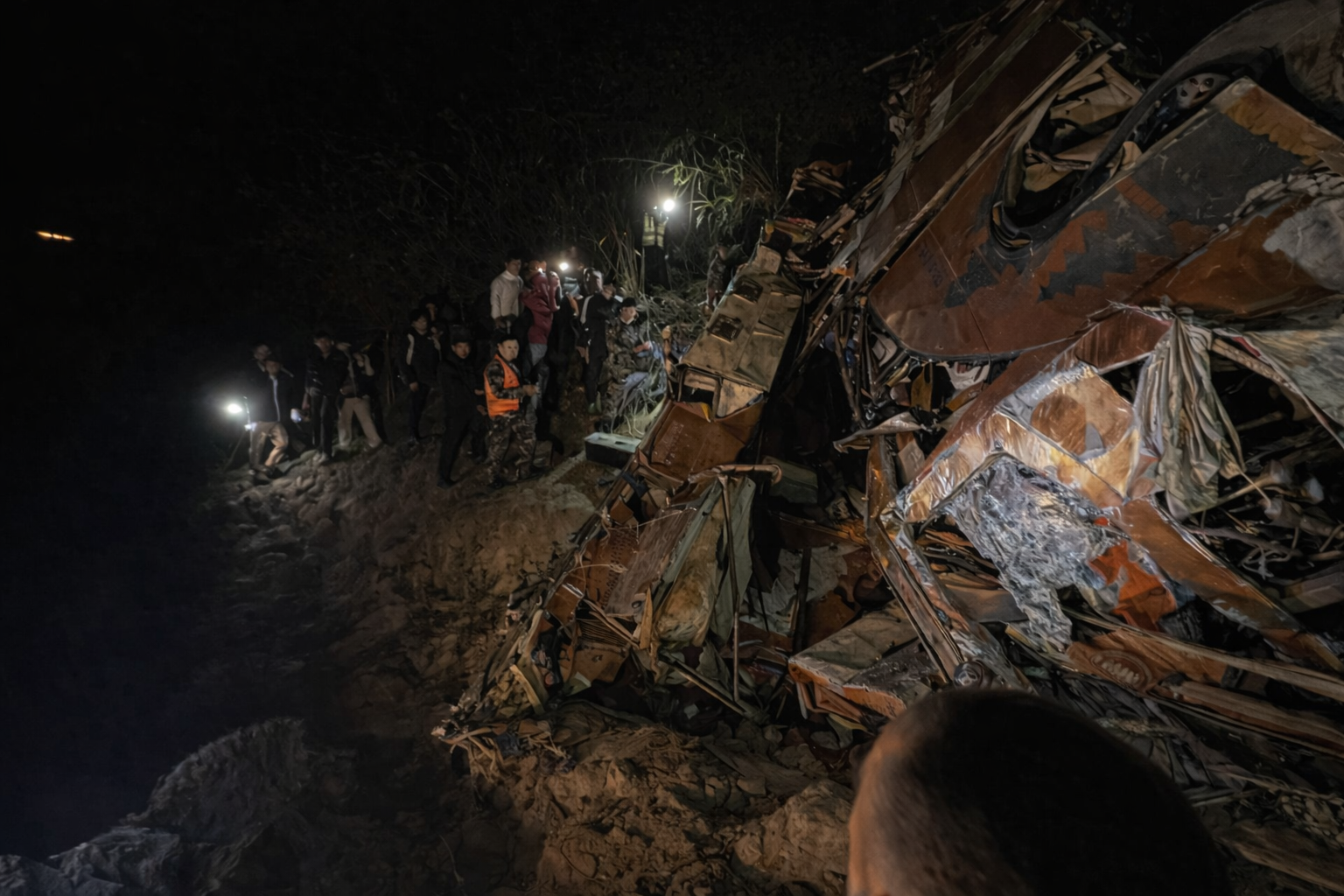 नदी में गिरने से बस बुरी तरह डैमेज हो गई।