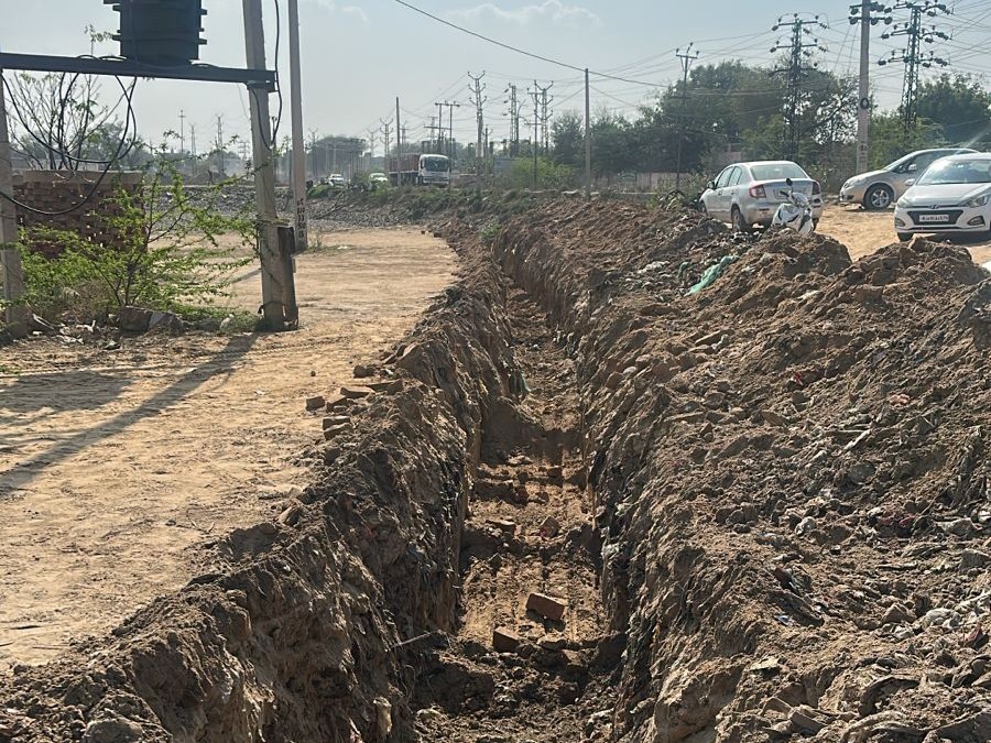 नाली खोदने पर रास्ता बंद होने से परेशान लोगों ने सौंपा ज्ञापन।