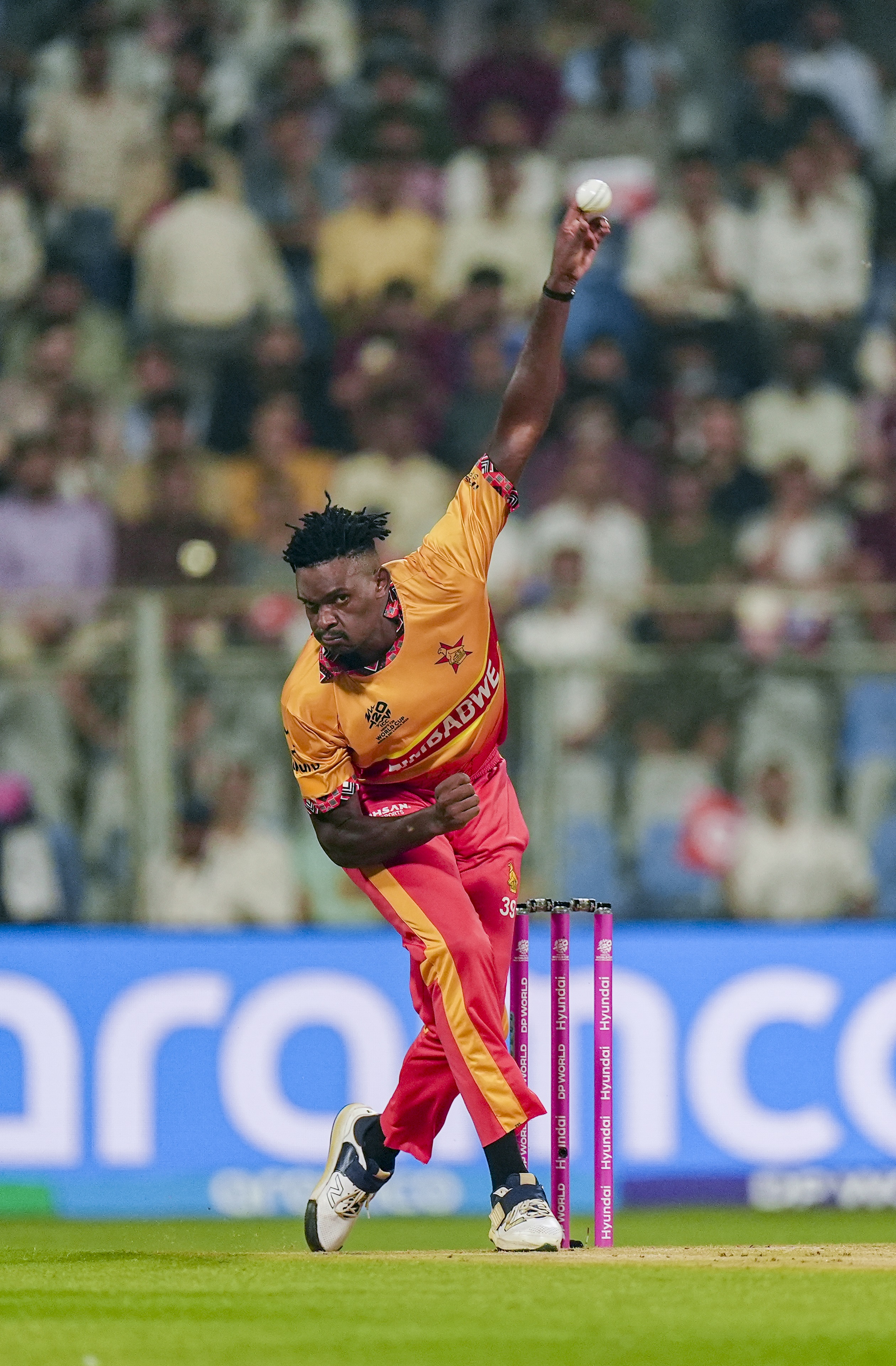 नगारवा ने ब्रैंडन किंग को कैच आउट कराया।