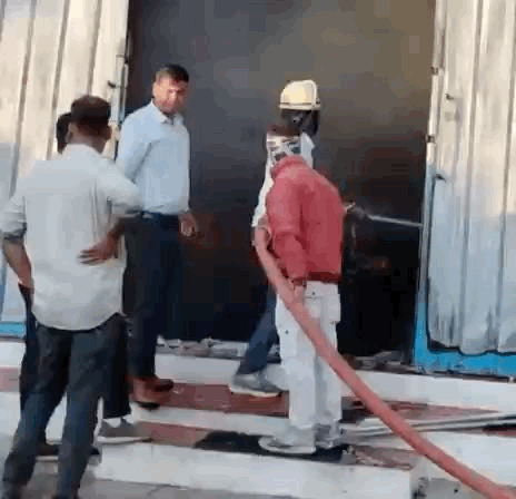 मौके आग बुझाने पहुंचे फायर फाइटर