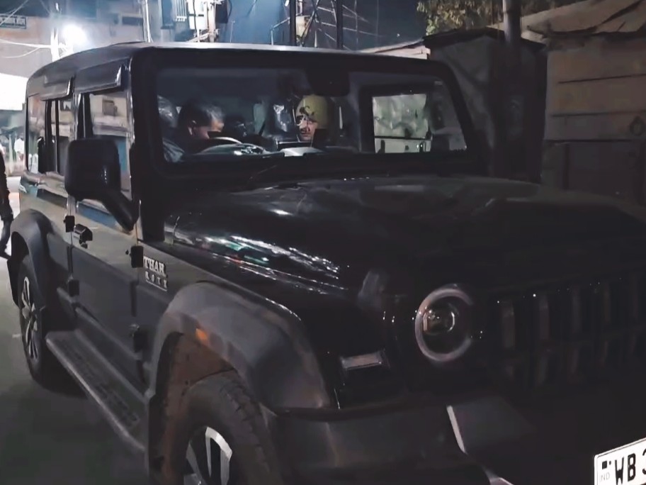 थार वाहन से आए थे जवान।