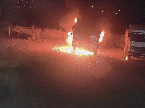 परिवार के सदस्यों ने पानी डालकर आग पर काबू पाया।