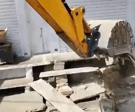 सर्राफा बाजार में कार्रवाई करती निगम की टीम।