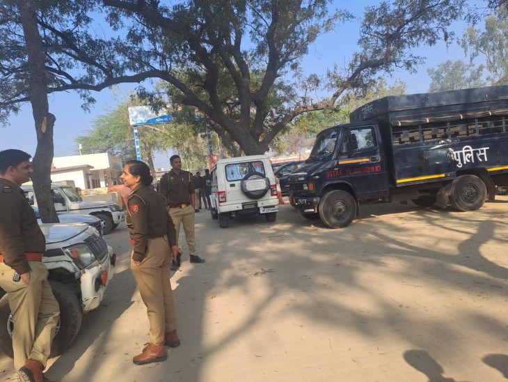 रविवार को सुबह 6 बजे एसपी देहात सुरेश चंद्र रावत फोर्स के साथ पहुंचे।