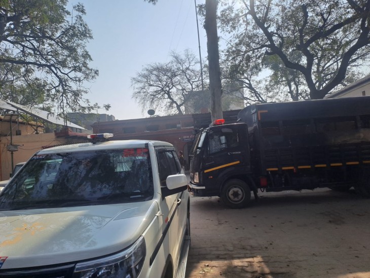 लोग घर छोड़कर भाग न पाए इसलिए उनके घर के बाहर ही पुलिस वालों ने गाड़ियां खड़ी कर दी