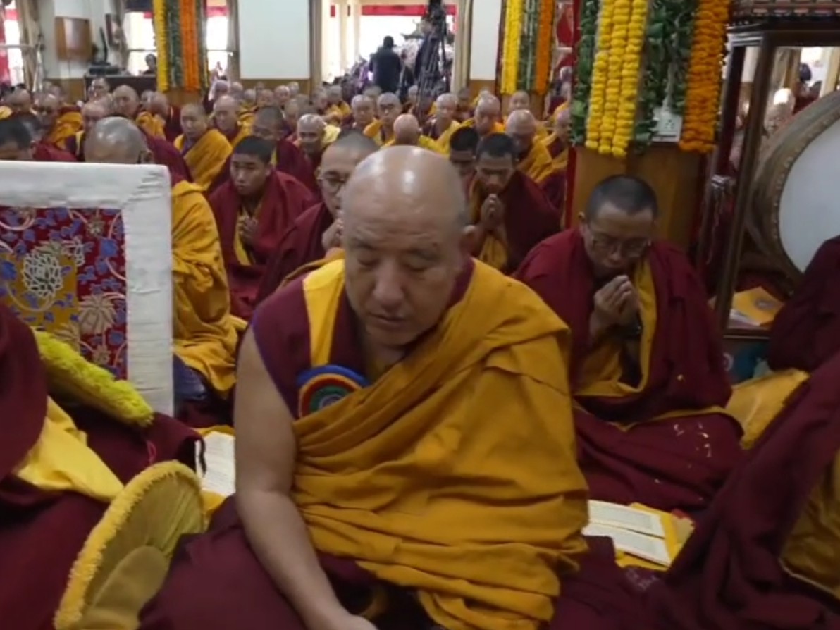 प्रार्थना करते बौद्ध श्रद्धालु