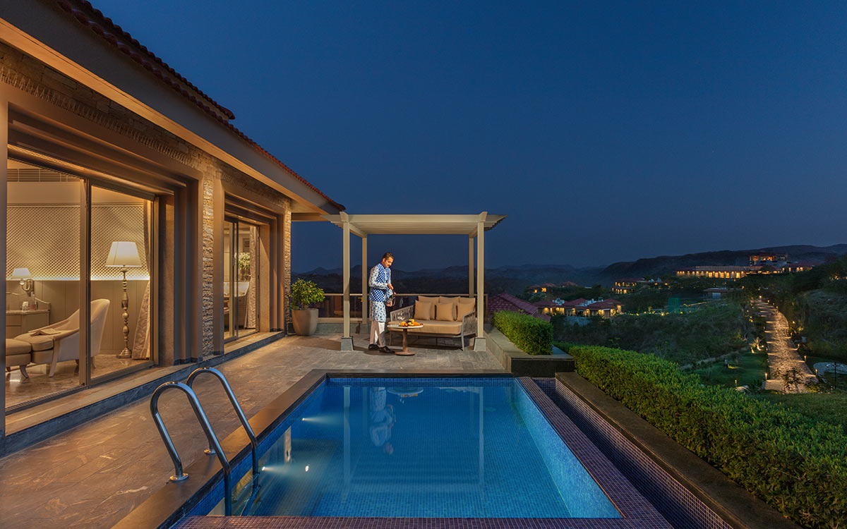 अरावली सुईट में प्राइवेट पूल है। 24 घंटे बटलर सर्विस की फैसिलिटी भी मिलती है।