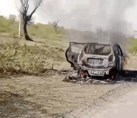 कुछ ही देर में कार जलकर राख हो गई