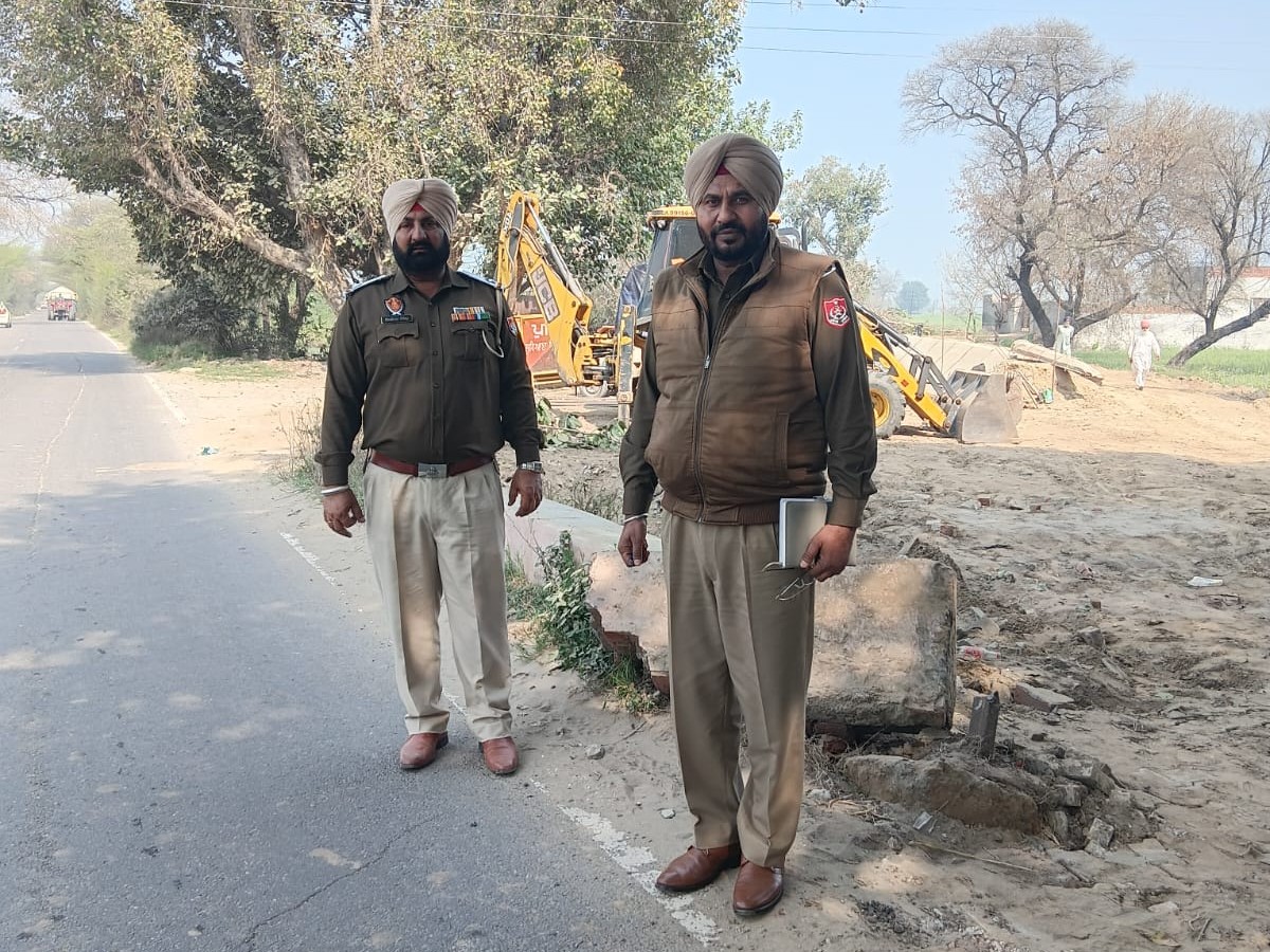 मौके पर मौजूद पुलिस कर्मचारी।