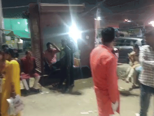 खाटू बस स्टेशन पर खड़े लोग। ऑपरेटर सेवा समिति ने खाटूश्यामजी से जयपुर प्राइवेट बसों का संचालन रोक दिया है।