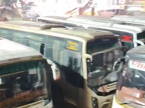 प्राइवेट बसों को हीरापुरा बस स्टैंड(14 नंबर) की बजाय सिंधी कैंप तक जाने की परमिशन देने की मांग की है।