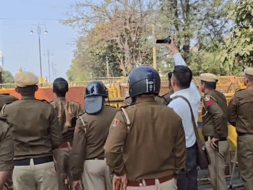 किसानों को रोकने के लिए तैनात पुलिस बल।