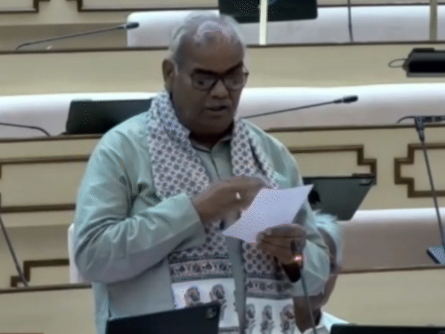 विधानसभा में शिक्षा मंत्री मदन दिलावर ने आंकड़े बताने की जगह कांग्रेस पर आरोप लगाए, जिससे उनकी नेता प्रतिपक्ष टीकाराम जूली से नोकझोंक हो गई।