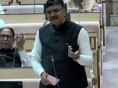 सदन में मंत्री अविनाश गहलोत के तंज करने पर नेता प्रतिपक्ष टीकाराम जूली भड़क गए। उन्होंने कहा- सदन में मजाक बना रखा है।