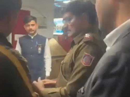 दिल्ली स्थित हिमाचल भवन के काउंटर पर यहां ठहरे लोगों से बात करते हुए पुलिस अधिकारी।