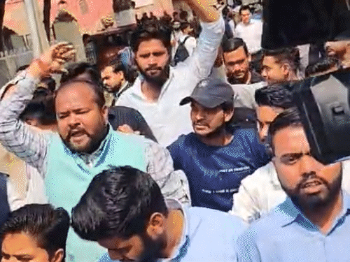 लखनऊ विश्वविद्यालय में नमाज को लेकर छात्र आमने-सामने:  एक गुट ने नमाज पढ़ी तो दूसरे ने जय भवानी-जय श्रीराम के जयकारे लगाए – Lucknow News
