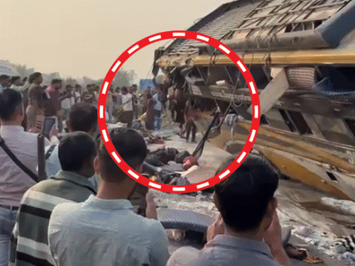 Lucknow Bus Overturned on Purvanchal Expressway | Multiple Injured