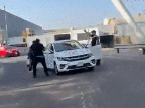 कार्टेल ग्रुप के समर्थक लोगों की गाड़ियों को रोककर उनमें जबरन आग लगाई।